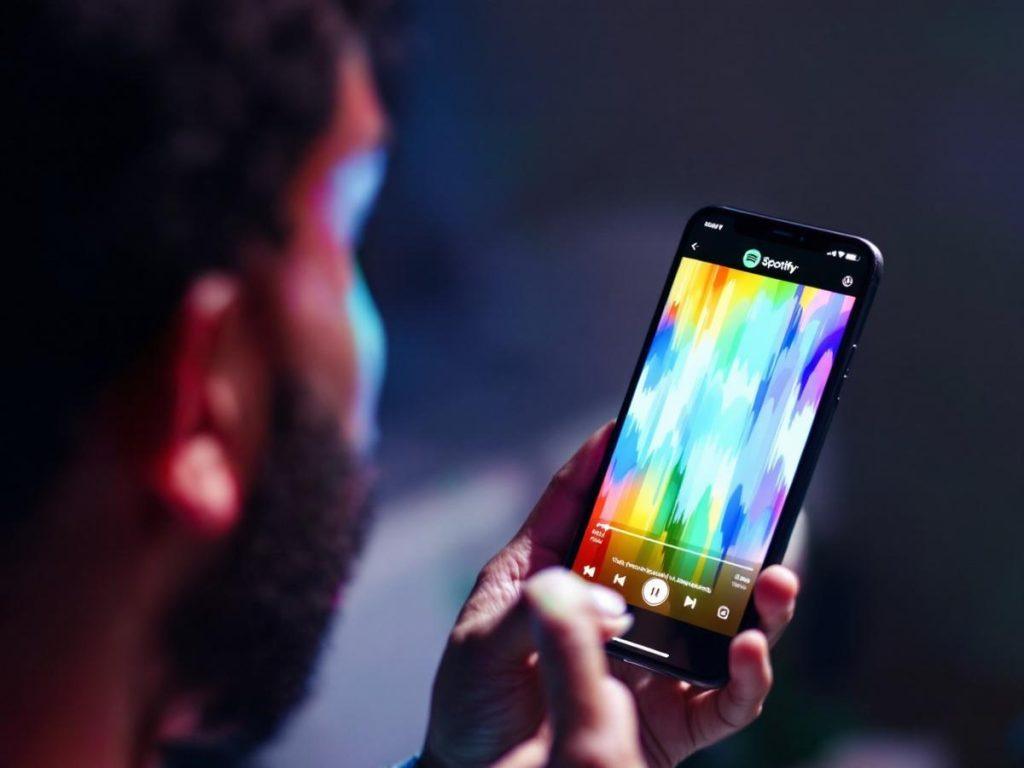 El DJ con IA de Spotify ahora permite personalizar la música mediante comandos de voz